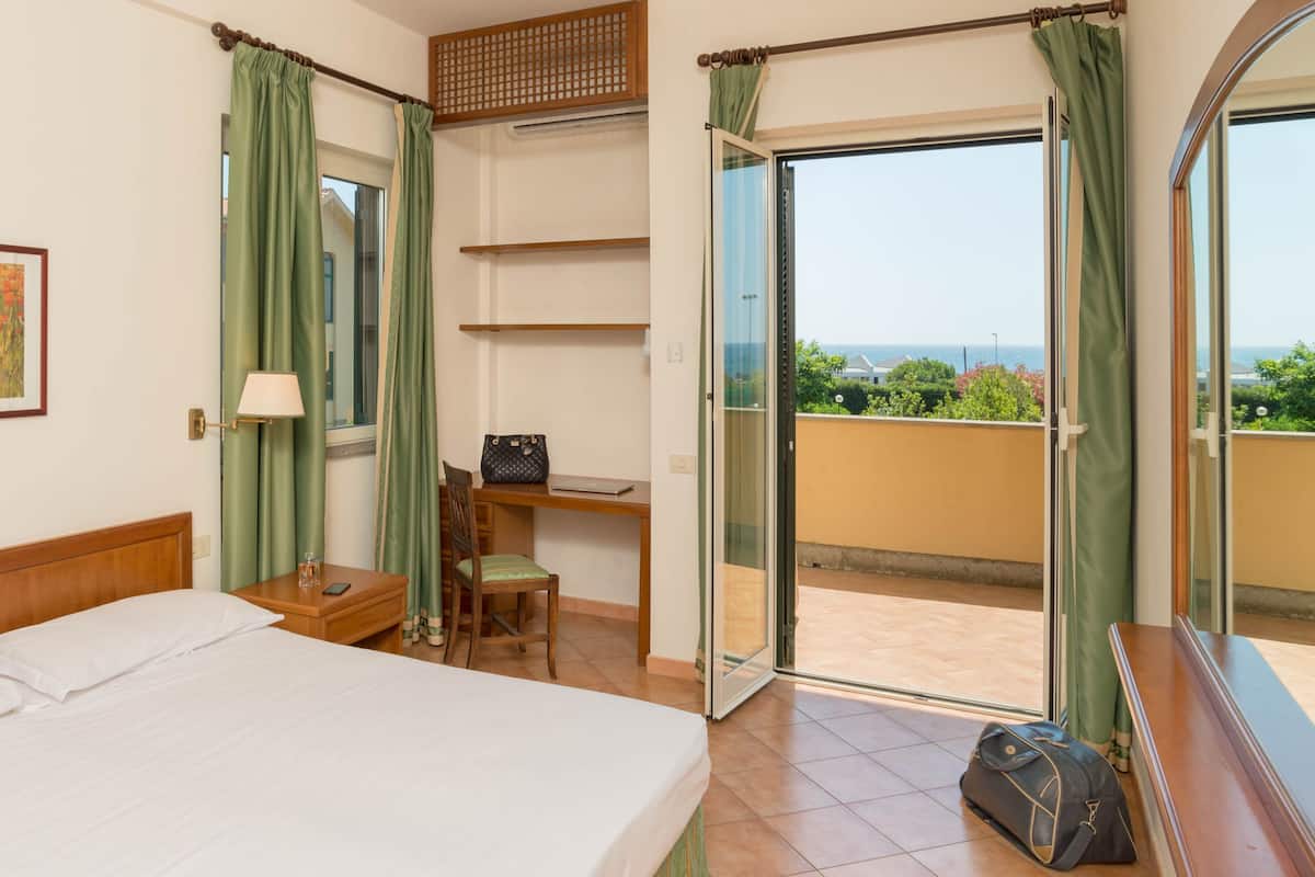 Camera Superior Family Vista Mare | Una scrivania, Wi-Fi gratuito, lenzuola