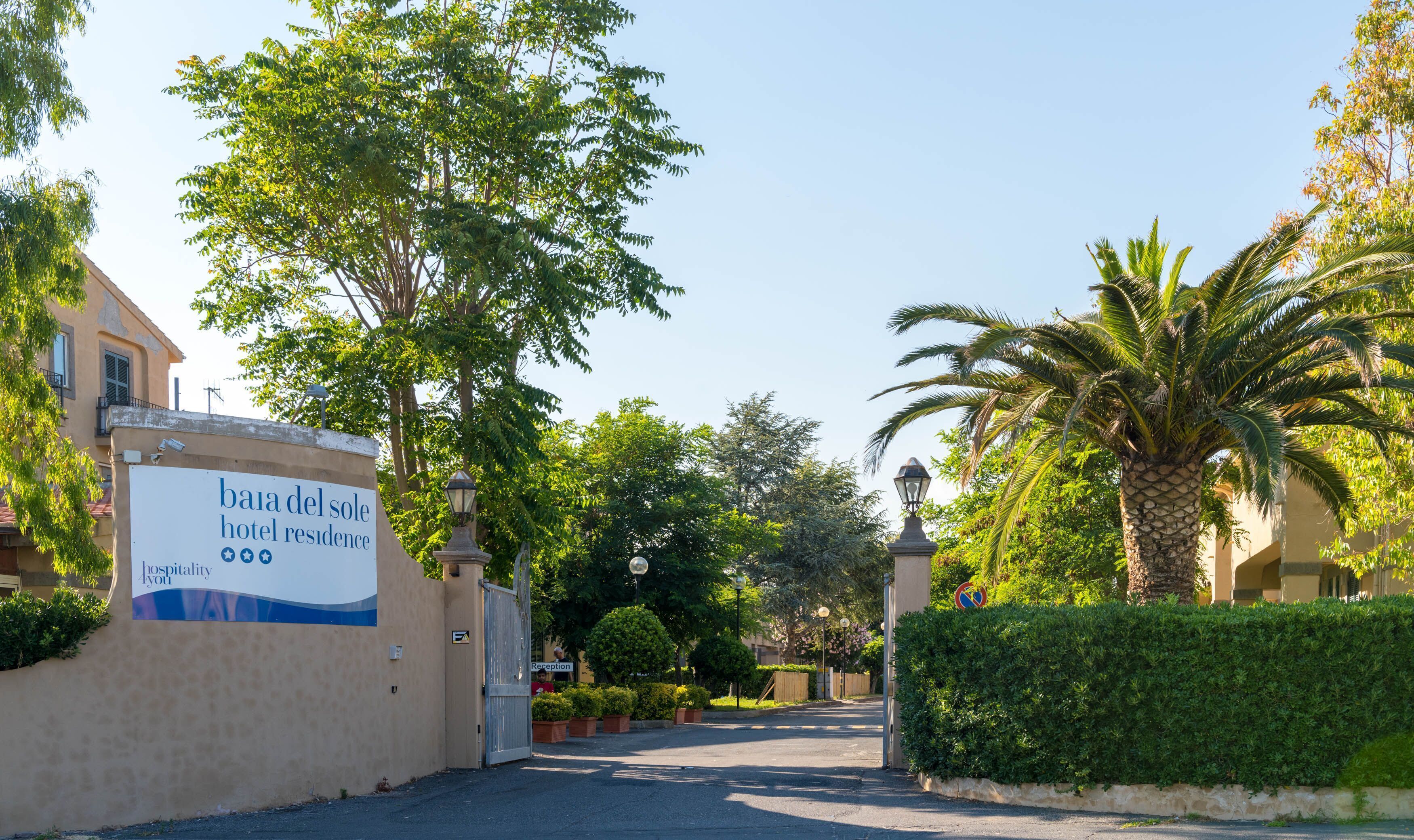 L'ingresso di un hotel con un cartello che recita "Baja del Sole Hotel Residence".