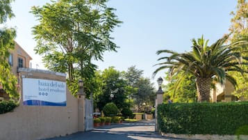 L'ingresso di un hotel con un cartello che recita "Baja del Sole Hotel Residence".