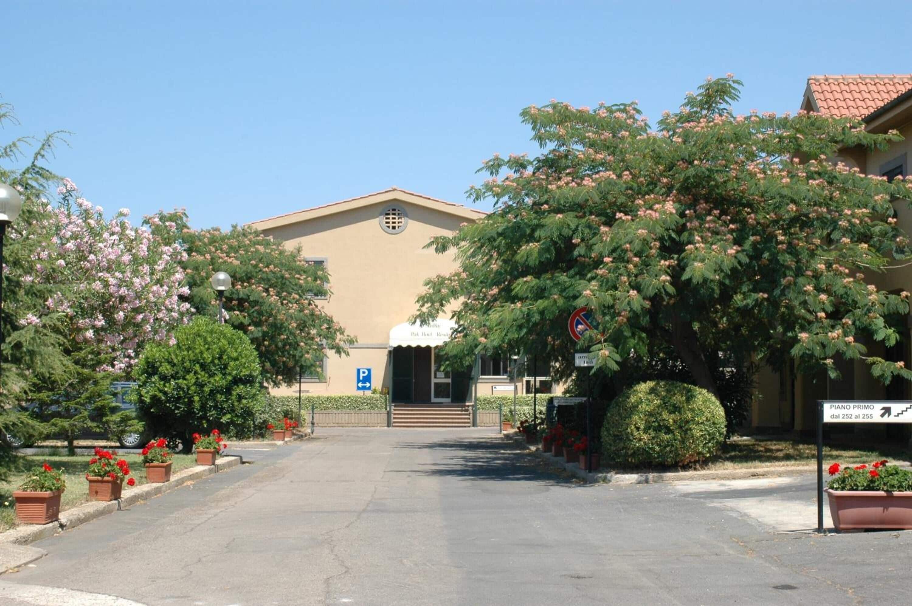 Un edificio con fachada color beige, un toldo blanco y un cartel que indica una sala de piano.