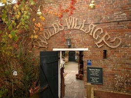 Eingang eines Backsteingebäudes mit dem Schild 'Woods Village'.
