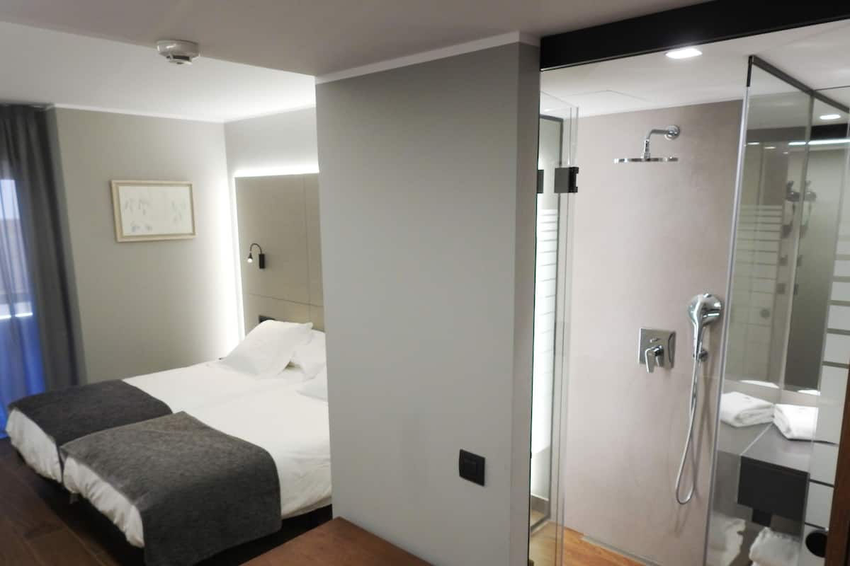 Dreibettzimmer, Balkon, Stadtblick | Zimmersafe, Schreibtisch, laptopgeeigneter Arbeitsplatz