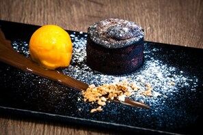 Déjeuner et dîner servis sur place