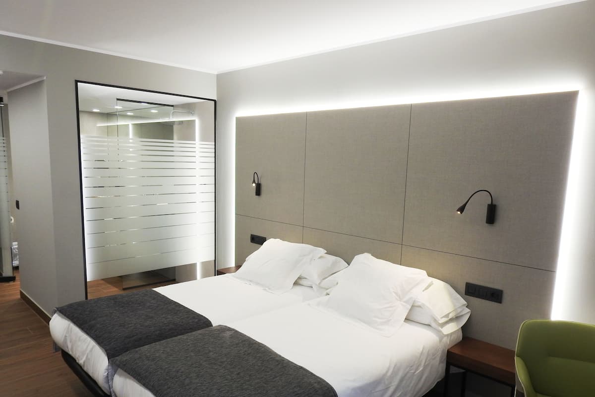 Zweibettzimmer, Balkon, Stadtblick | Zimmersafe, Schreibtisch, laptopgeeigneter Arbeitsplatz