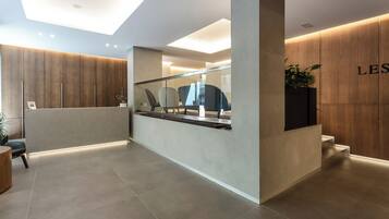 Caja de seguridad en la habitación y escritorio