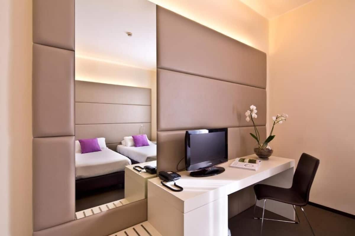 Superior driepersoonskamer | 1 slaapkamer, een minibar, een kluis op de kamer, een bureau