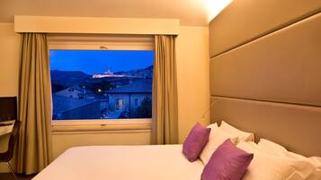 Minibar, safe på rommet, skrivebord og lydisolert