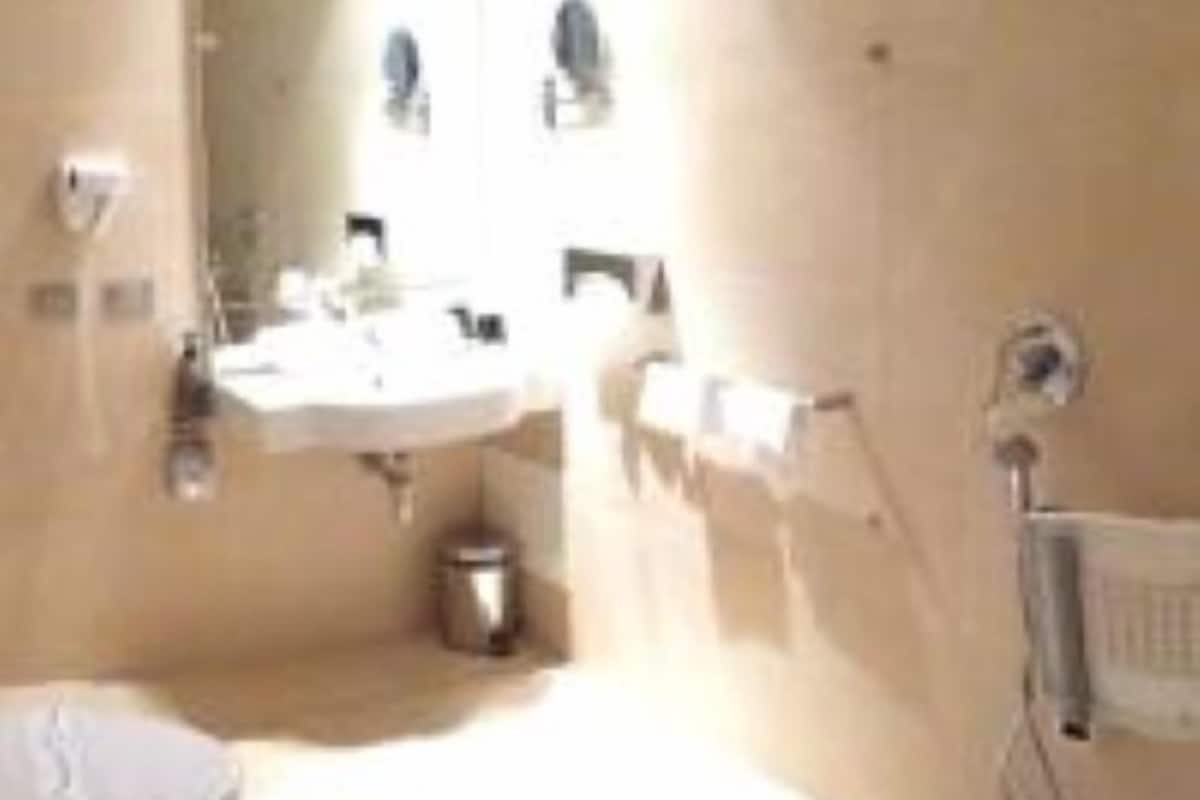 Klassieke tweepersoonskamer, toegankelijk voor mindervaliden | Badkamer | Een bad/douchecombinatie, gratis toiletartikelen, een haardroger