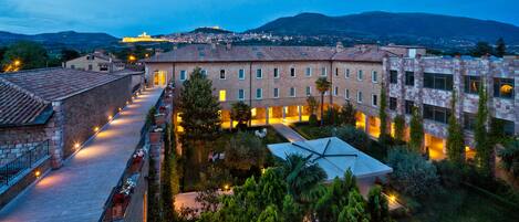 Façana frontal de l'allotjament (vespre/nit)