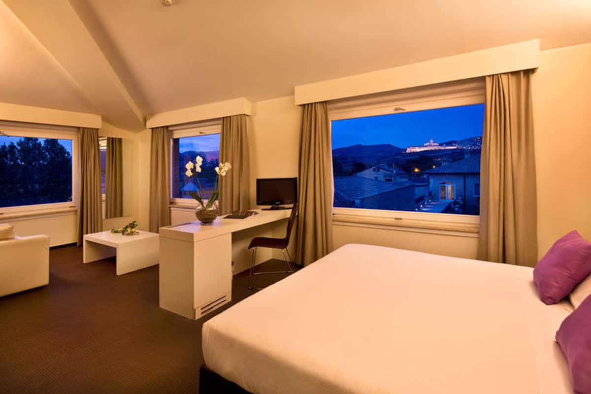 Junior suite, uitzicht op stad | 1 slaapkamer, een minibar, een kluis op de kamer, een bureau