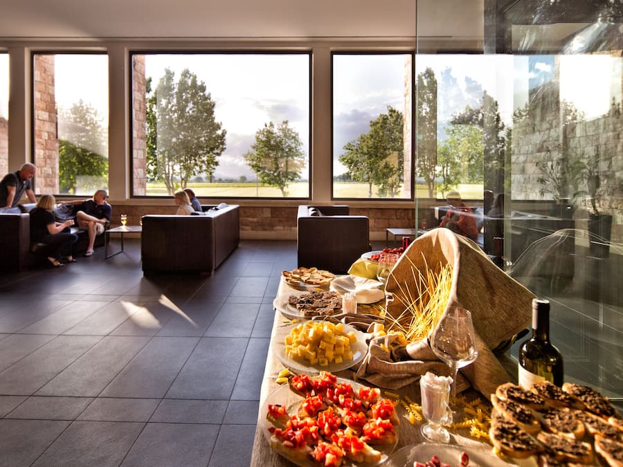 Tägliches Frühstücksbuffet (10.00 EUR pro Person)