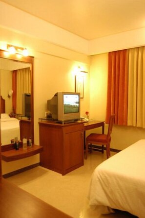 Sapphire | Minibar, in-room safe, individually furnished, desk