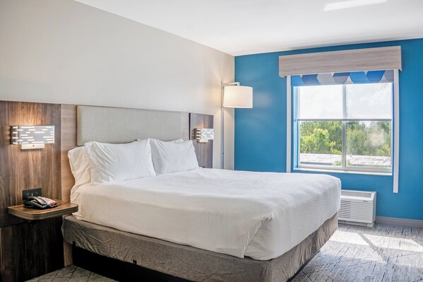 Standard Room, 1 King Bed | Premium bedding, down comforters, pillowtop beds, in-room safe