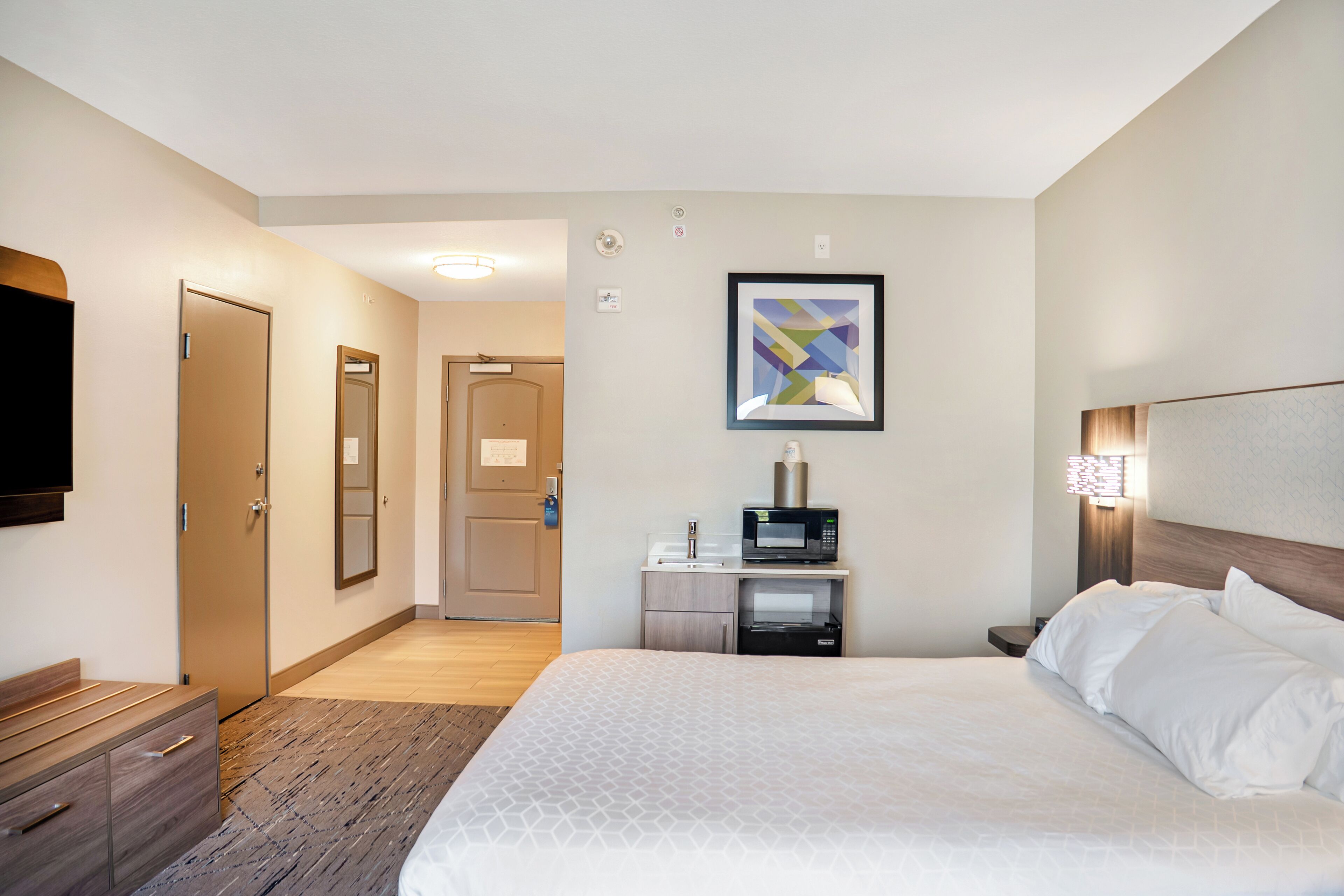 Standard Room, 1 King Bed, Accessible (Comm, Mobil, Roll Shwr) | Premium bedding, down comforters, pillowtop beds, in-room safe