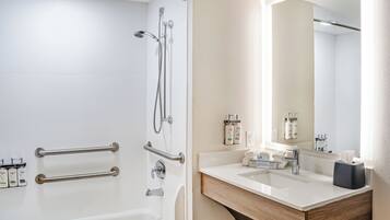 套房, 1 張特大雙人床和 1 張沙發床, 無障礙 (Comm, Mobil, Tub) | 浴室 | 淋浴/浴缸二合一、全浸式浴缸、免費盥洗用品、吹風機