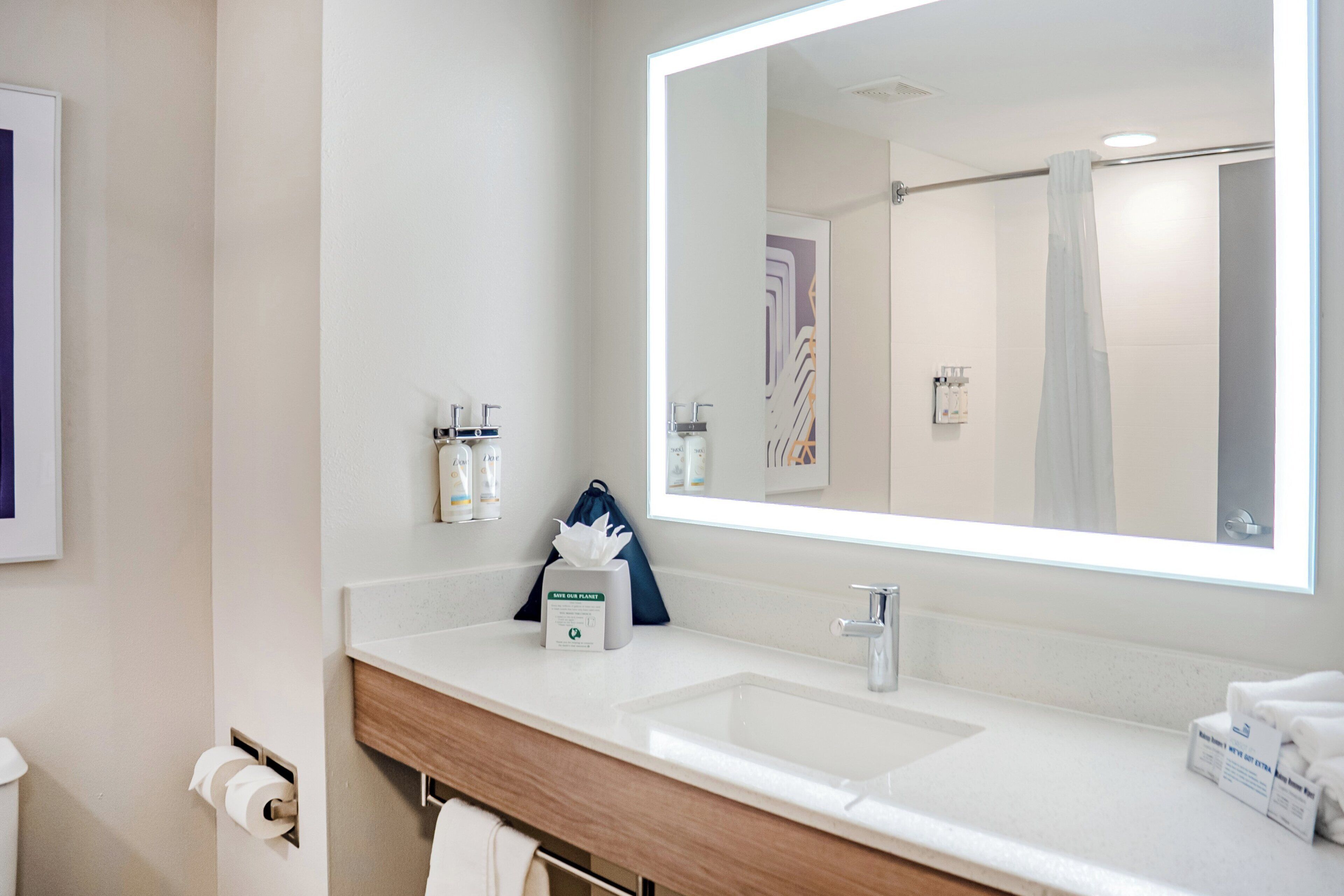 standard room, 1 king bed | bathroom | combined shower/bathtub, deep-soaking bathtub, free toiletries