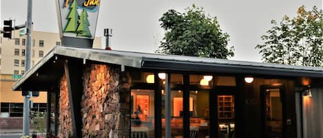 Fachada da propriedade à noite