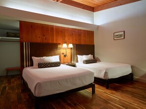 Rom – standard, 2 queensize-senger | Blendingsgardiner, strykejern/-brett, wi-fi (inkludert) og sengetøy