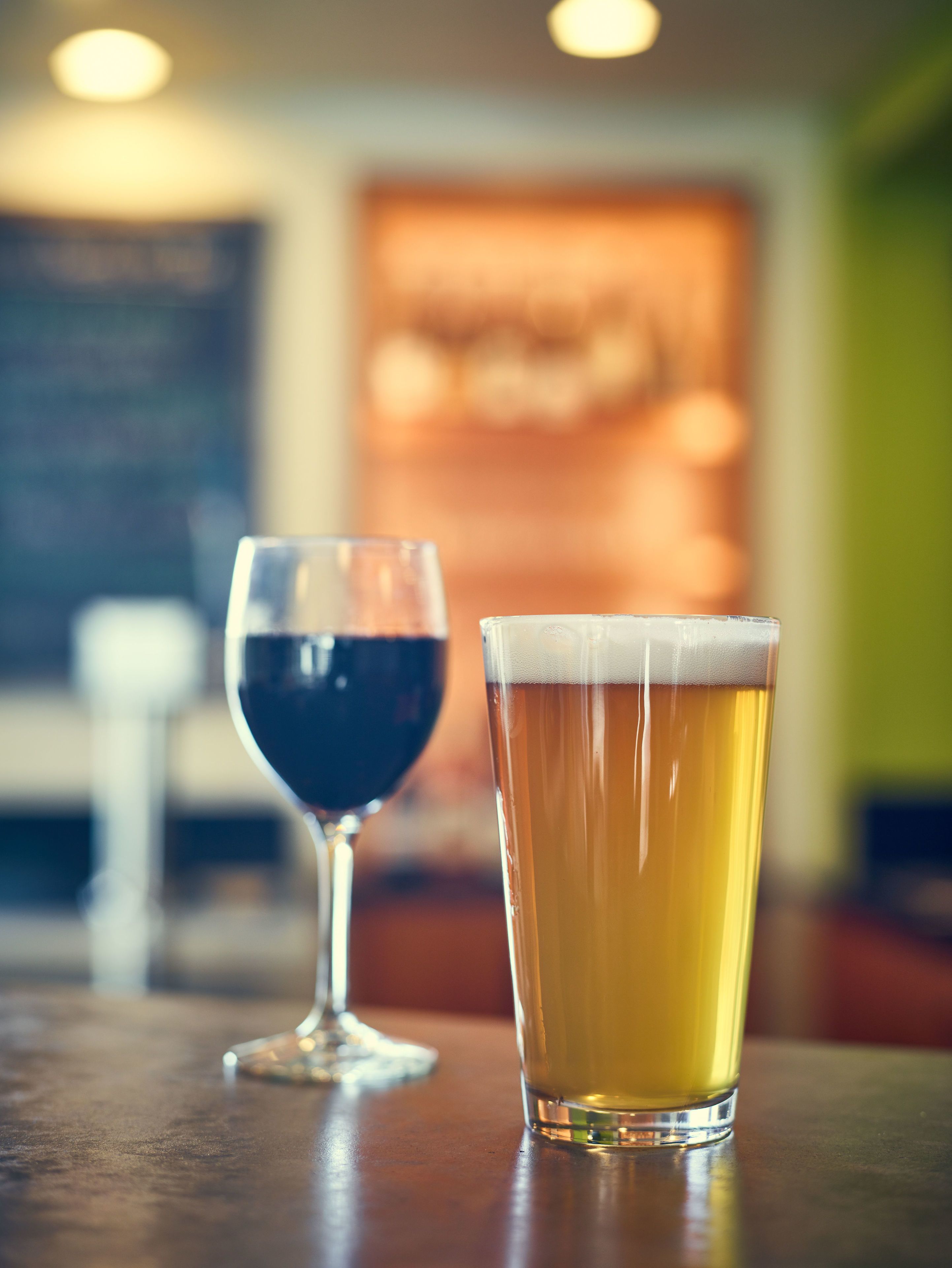 Dues gerres de cervesa sobre una taula de fusta amb un fons desenfocat.