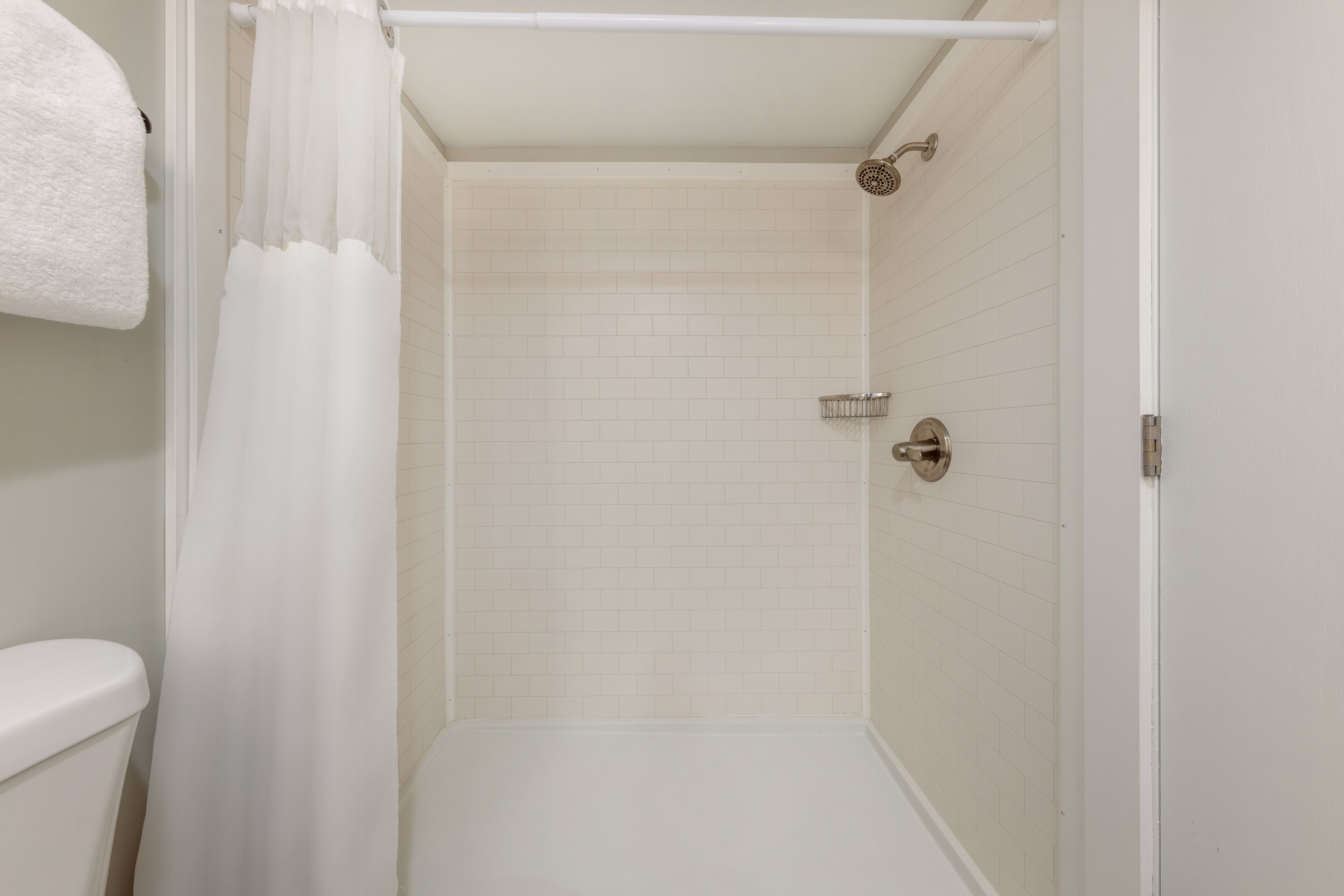 combined shower/bathtub, free toiletries, hair dryer, towels