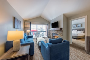 1 Bedroom Suite | Zona de estar | Una televisión de pantalla plana, un reproductor de DVD