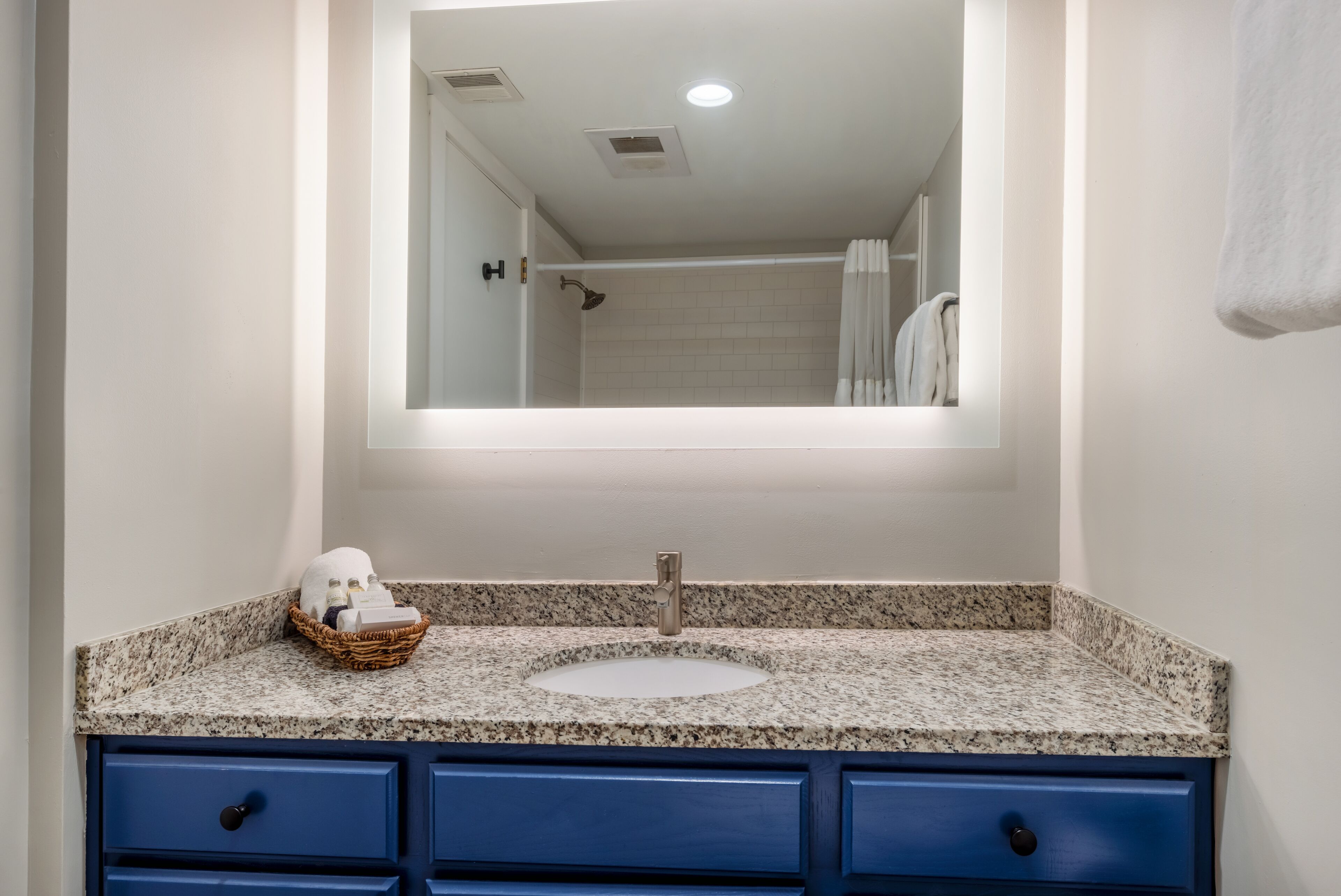 1 bedroom suite | bathroom | combined shower/bathtub, free toiletries, hair dryer, towels