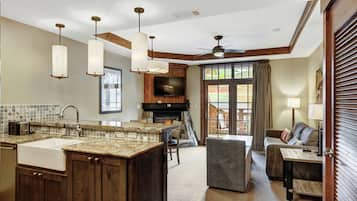 Condo, 1 Bedroom | Private kitchen | Fridge, microwave, oven, stovetop