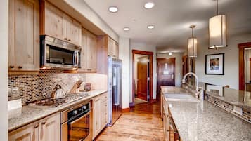 Køleskab, mikrobølgeovn, ovn, kogeplade