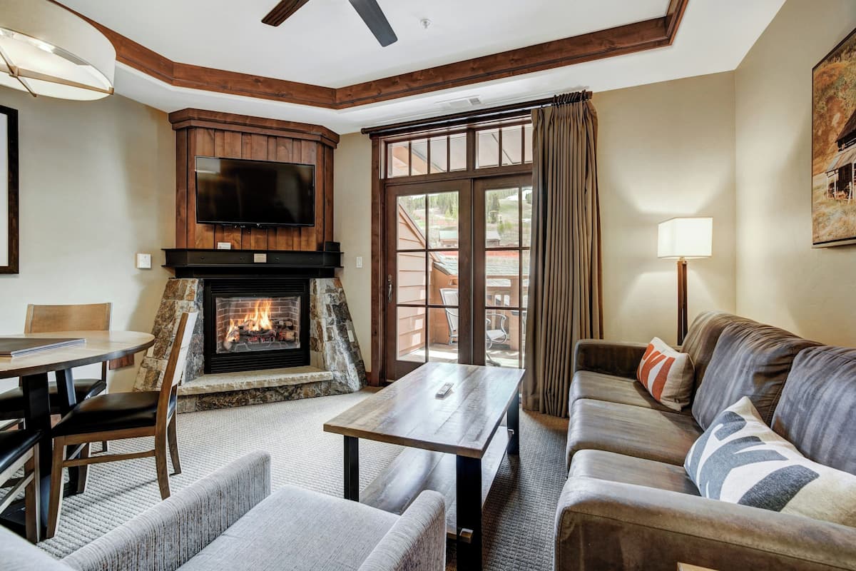 Condo, 1 Bedroom | Ruang tamu | TV, pendiangan, stesen dok iPod