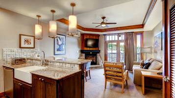 電視、壁爐、iPod 底座