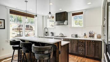 Condo, 4 Bedrooms (Platinum Condominium) | Private kitchen