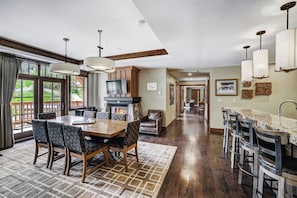 Condo, 4 Bedrooms (Platinum Condominium) | Living area