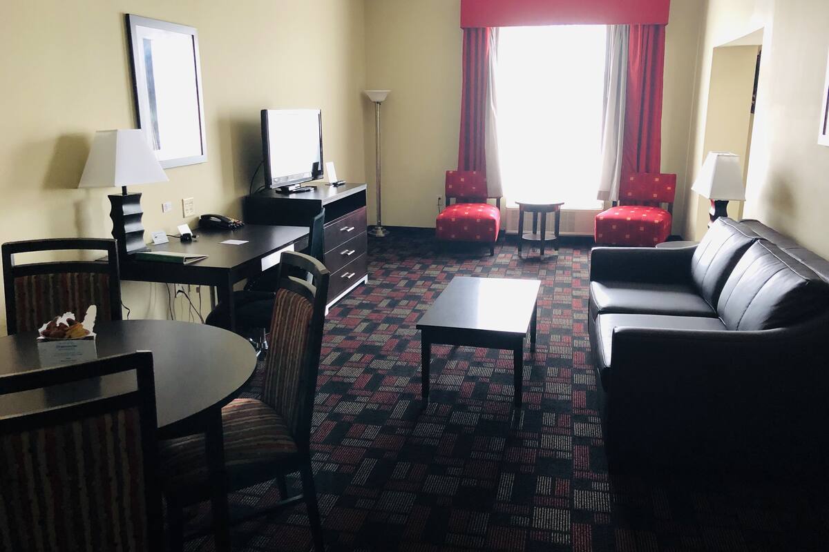 studio suite, 1 king bed, non smoking | desk, blackout curtains, iron/ironing board, free cots/infant beds