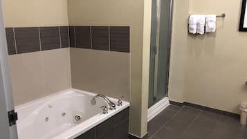 Suite, 1 slaapkamer, niet-roken (1 King Bed) | Badkamer | Gratis toiletartikelen, een haardroger, handdoeken