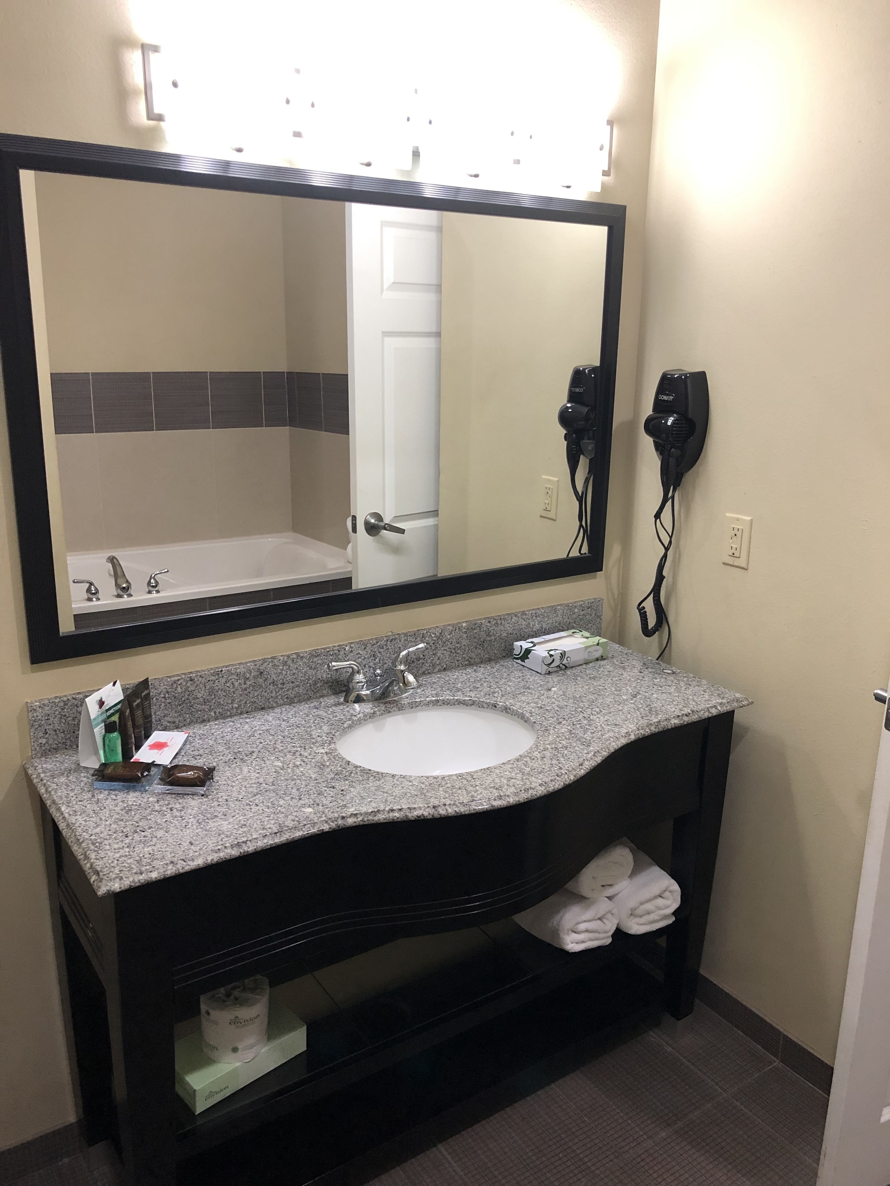 deluxe studio suite, 1 king bed, non smoking | bathroom | free toiletries, hair dryer, towels