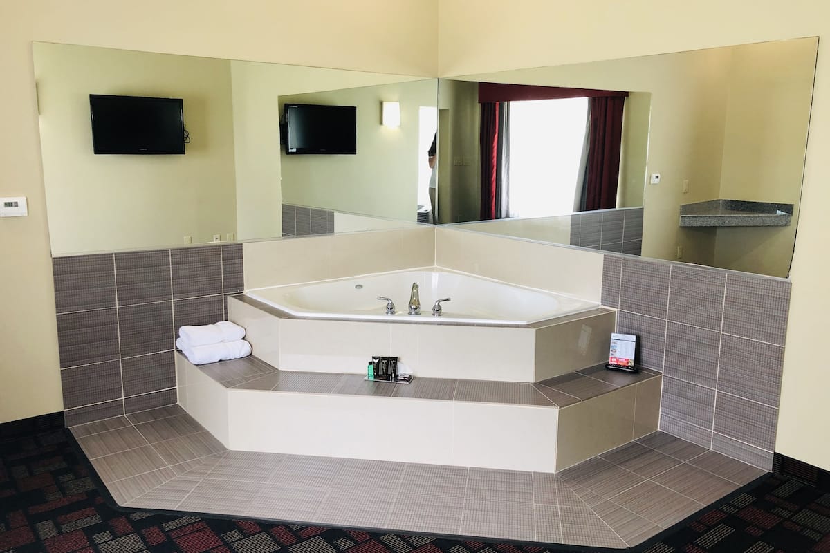 deluxe studio suite, 1 king bed, non smoking | desk, blackout curtains, iron/ironing board, free cots/infant beds