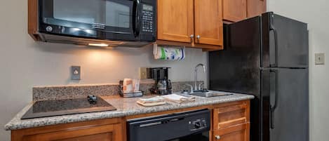 Täysikokoinen jääkaappi, mikroaaltouuni, astianpesukone