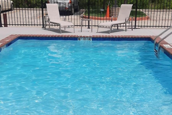 Hồ bơi ngoài trời phục vụ theo mùa