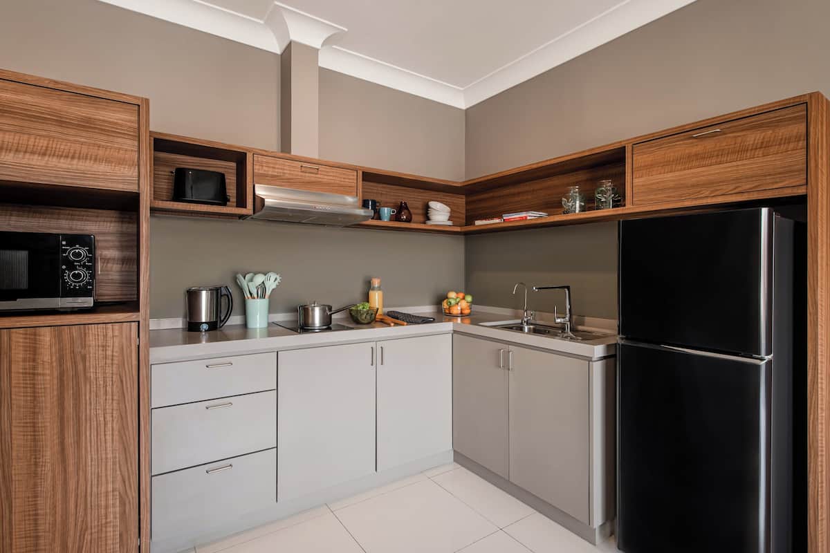 Habitación Premier, 2 habitaciones | Cocina privada | Refrigerador, microondas, parrilla de estufa y cafetera y tetera
