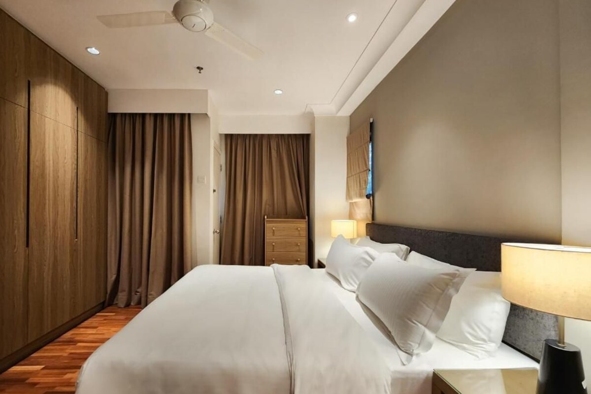 Premier Suite, 1 Bedroom | In-room safe, desk, laptop workspace, blackout drapes