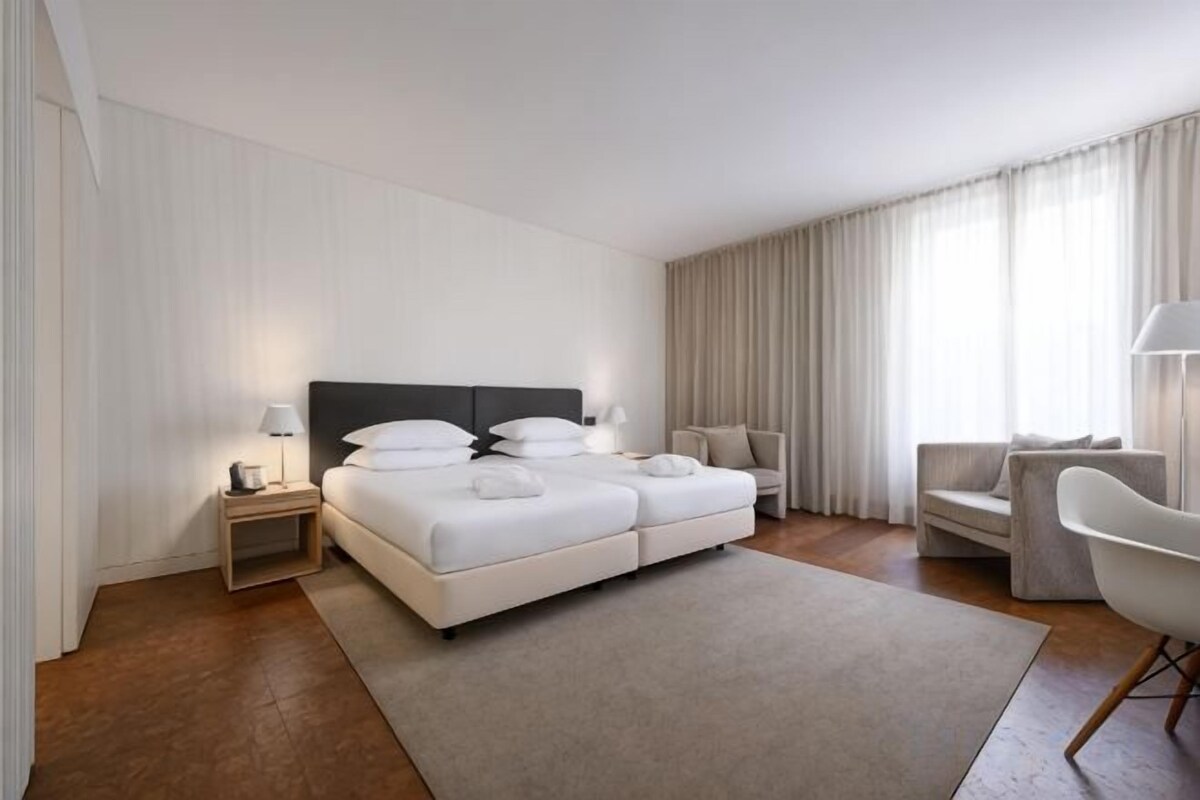 Minibar, caja fuerte, escritorio y cortinas opacas