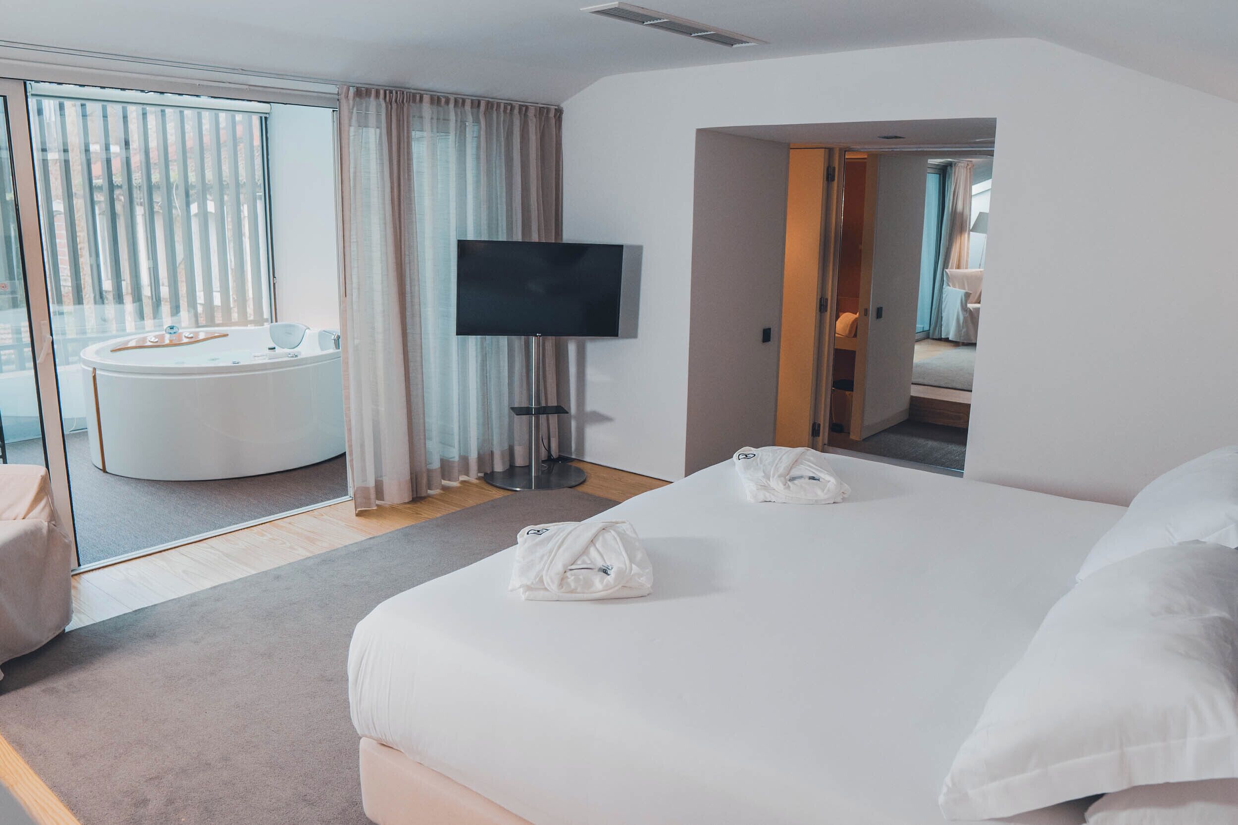 Suite Spa | Minibar, in-room safe, desk, blackout drapes