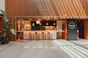 Ze serveren er ontbijt, lunch en diner 