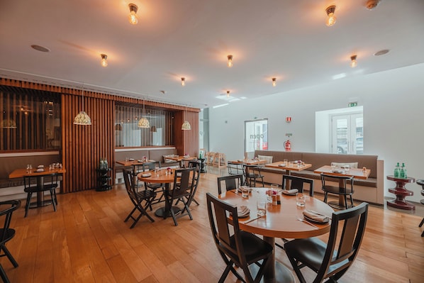 Breakfast, lunch, dinner served; local and international cuisine
