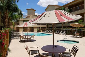 2 outdoor pools, pool loungers