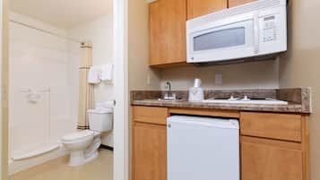 Refrigerador, microondas, placa de cocina