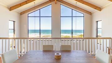 Luxury 2 Bedroom Duplex Chalet - Sea Fac | In-room dining