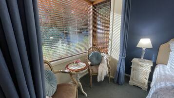 Romantisches Doppel- und Zweibettzimmer, 1 King-Bett, Gartenblick (The Georgette) | 1 Schlafzimmer, Pillowtop-Betten, Zimmersafe, individuell dekoriert