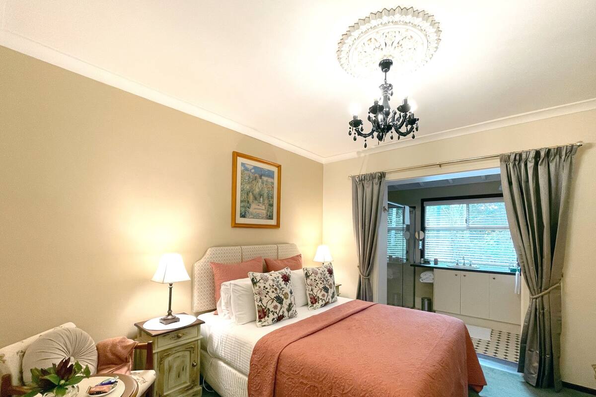 Deluxe-Zimmer, 1 Queen-Bett (Ellensbrooke) | 1 Schlafzimmer, Pillowtop-Betten, Zimmersafe, individuell dekoriert