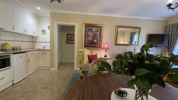 Romantische Suite (Wallcliffe) | Eigene Kochnische | Kühlschrank, Wasserkocher mit Kaffee-/Teezubehör, Wasserkocher